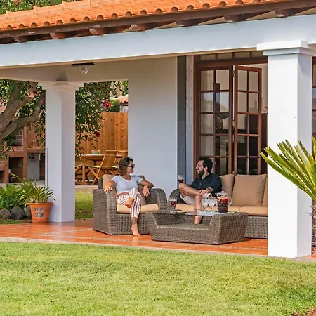 Southern Sunny House By An Island