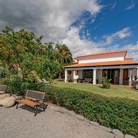 Southern Sunny House By An Island בית נופש