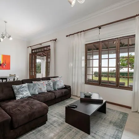 Southern Sunny House By An Island בית נופש *