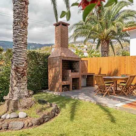 Southern Sunny House By An Island בית נופש *