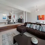 Southern Sunny House By An Island