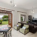 Southern Sunny House By An Island Dom wakacyjny Calheta (Madeira)