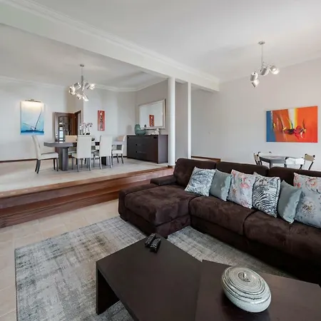 Southern Sunny House By An Island