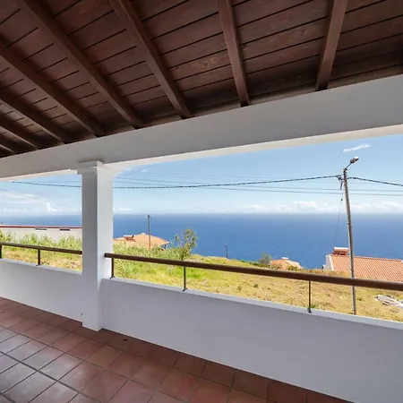 Southern Sunny House By An Island