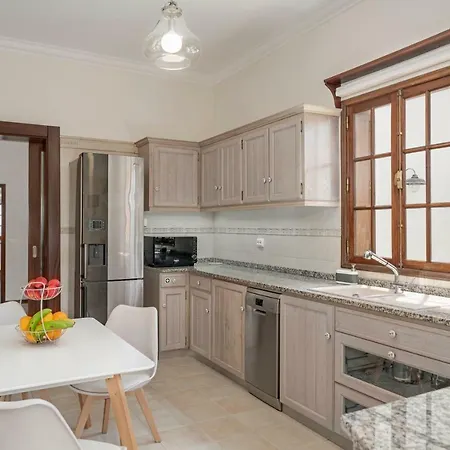 Southern Sunny House By An Island