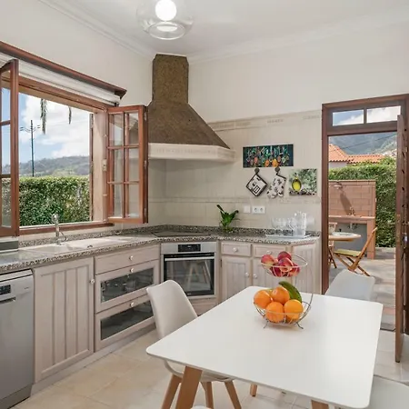 Southern Sunny House By An Island *