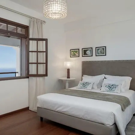 Southern Sunny House By An Island *