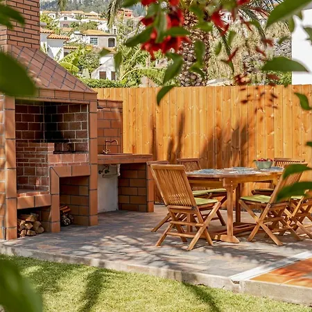 Southern Sunny House By An Island Calheta (Madeira)