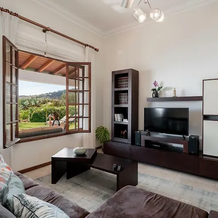 Southern Sunny House By An Island * Calheta (Madeira)