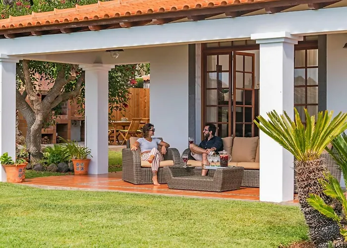 Southern Sunny House By An Island